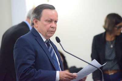 Deputado Luiz Dantas subiu a tribuna para falar sobre últimos acontecimentos no município de Batalha.JPG