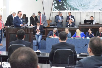Deputados atentos ao discurso do presidente Luiz Dantas.JPG