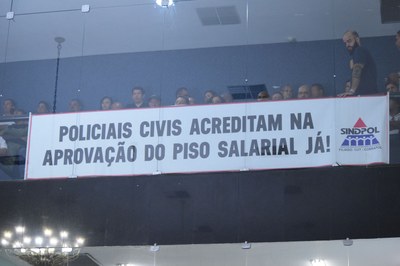 Policiais Civis acompanharam a sessão até o final.JPG