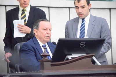 Deputado Luiz Dantas presidiu mais uma sessão.JPG