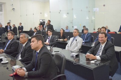 Deputados presente na solenidade.JPG