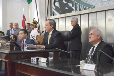 Luiz Dantas ladeado pelo presidente do TJ, Otávio Praxedes e o governador Renan Filho.JPG