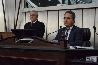 Sessão foi presidida pelo deputado Francisco Tenório.JPG