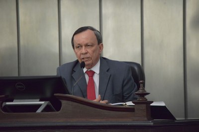 Luiz Dantas presidiu a sessão.JPG