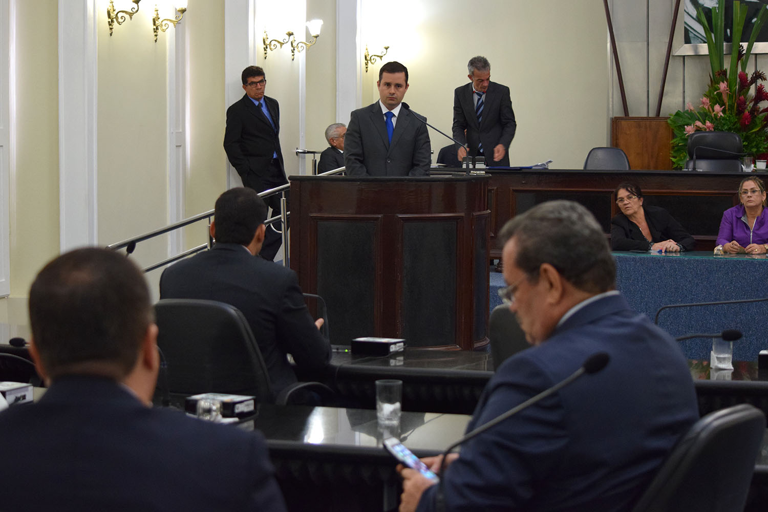 Deputados atentos ao discusso de Bruno Toledo.JPG