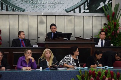 Sessão foi conduzida pelos deputados Marcelo Victor, Léo Loureiro e Severino Pessoa.JPG