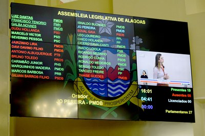 Sessão contou com a presença de 19 parlamentares.JPG