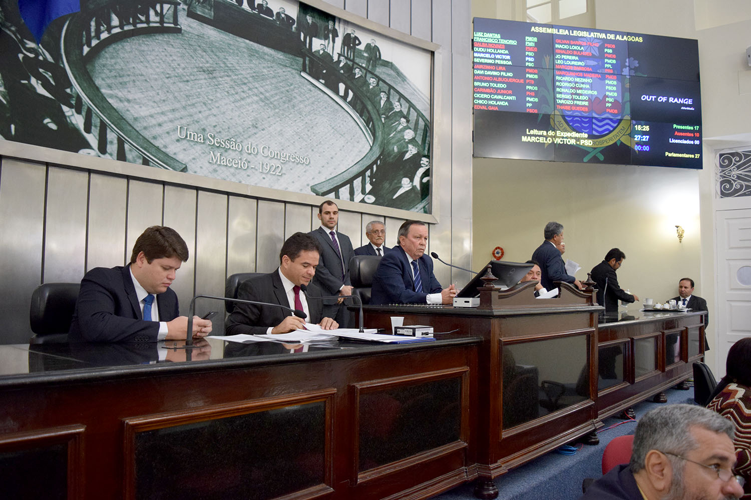 Mesa Diretora foi conduzida pelos deputados Luiz Dantas e Marcelo Victor.JPG