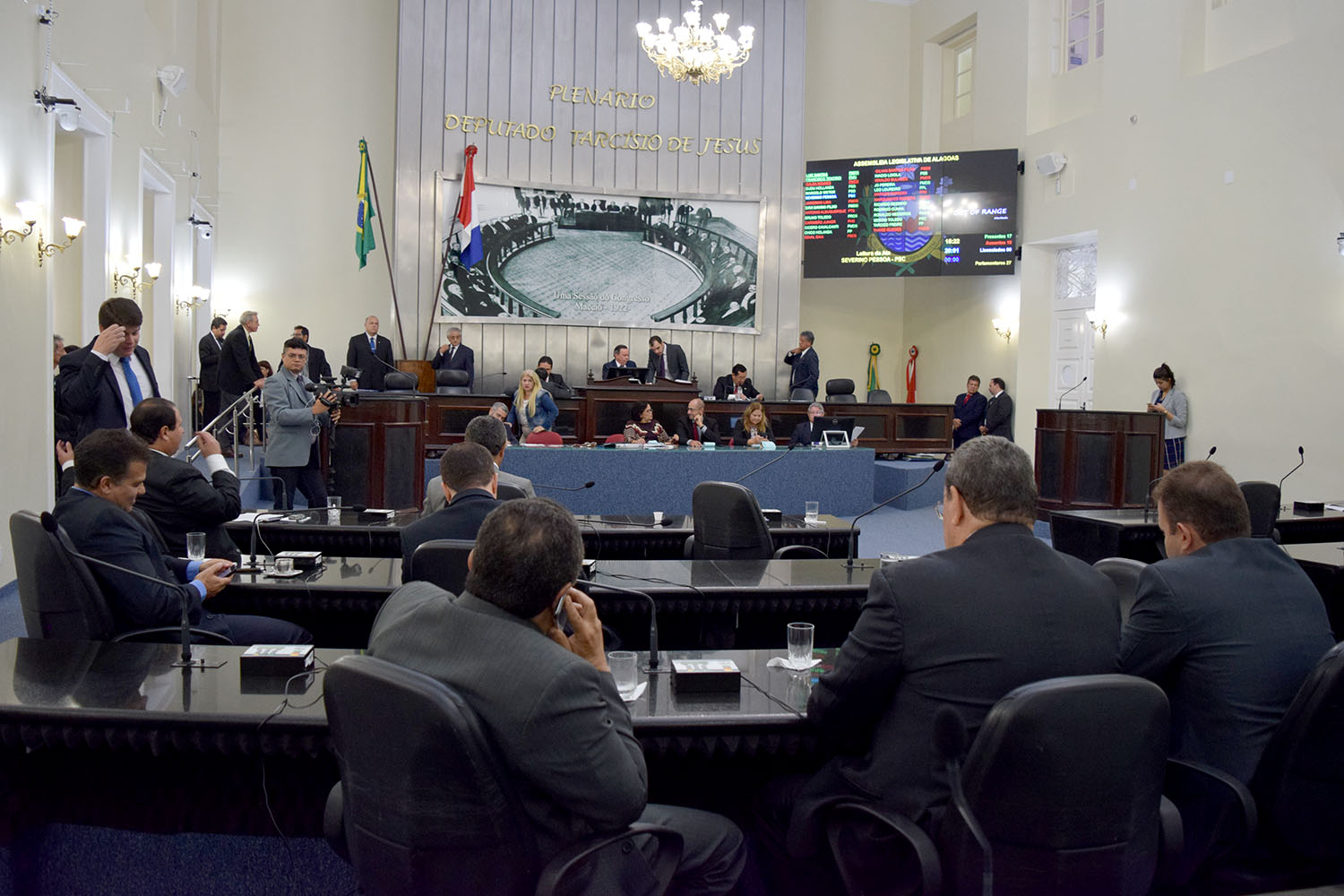 Sessão contou com a presença de 21 deputados.JPG