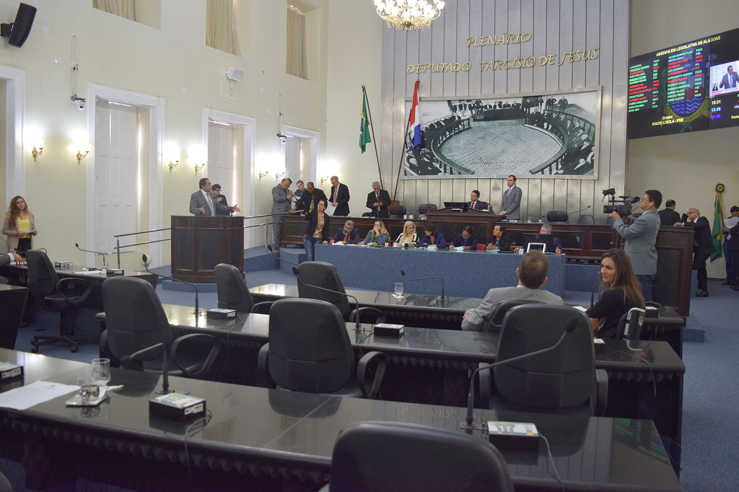 Sessão contou com a presença de 18 deputados.JPG