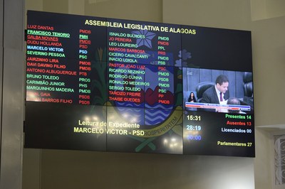 Painel contabilizou a presença de 14 deputados.JPG