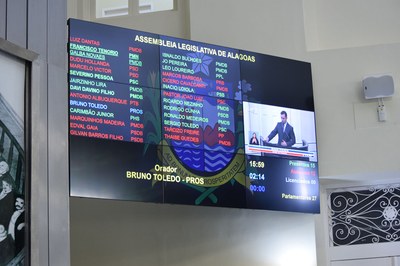 Painel contabiliza 15 deputados presentes.JPG