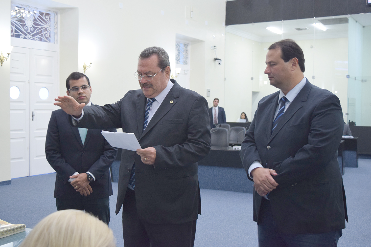 Deputadas Dudu Holanda e Gilvan Barro Filho recepcionaram o agora deputado Francisco Hollanda.JPG