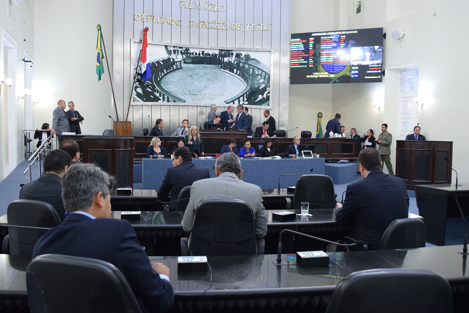 Dezesseis deputados participaram da sessão desta quarta-feira.JPG