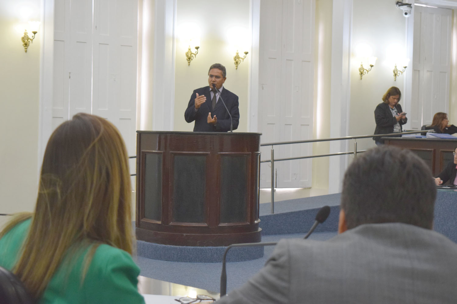 Deputados atentos ao discurso do deputado Francisco Tenório.JPG