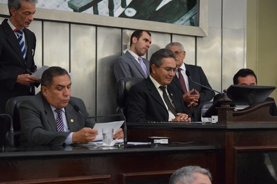 Mesa diretora foi composta pelos deputados Inácio Loiola, Fracisco Tenório e Severino Pessoa.JPG