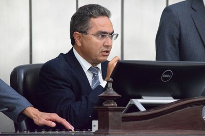 Deputado Francisco Tenório presidiu a sessão.JPG