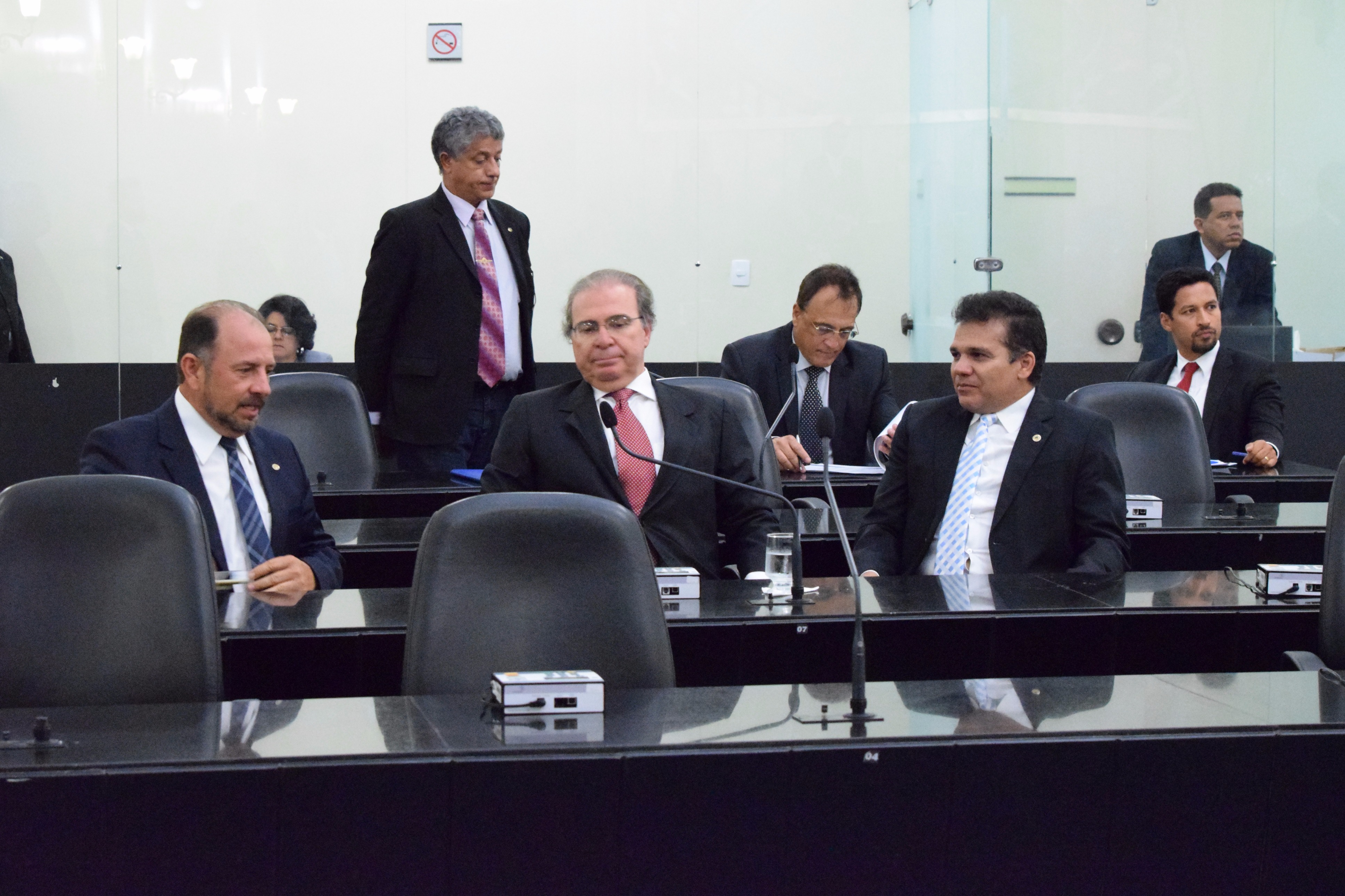 Sessão foi aberta com a presença de 10 deputados.JPG