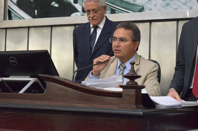 Deputado Francisco Tenório presidiu a sessão.JPG