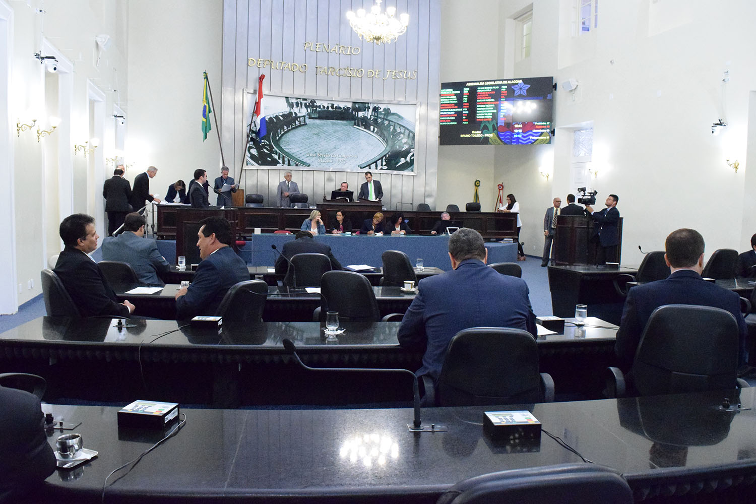 Sessão contou com a presença de 14 deputados.JPG