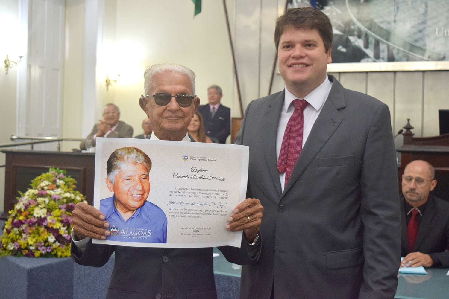 José Aloísio da Cunha recebe, do deputado Davi Davino, comeda Divaldo Suruagy.JPG