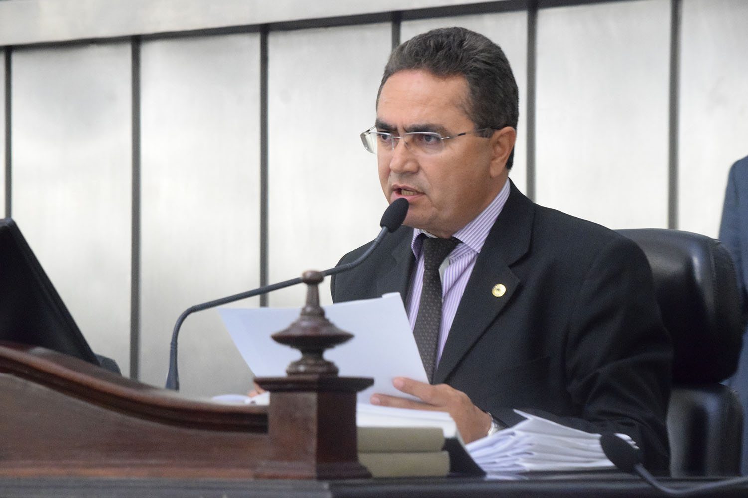 Deputado Francisco Tenório presidiu a sessão.JPG