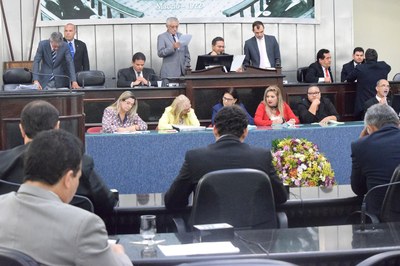 Sessão foi inciada com 11 deputados.JPG