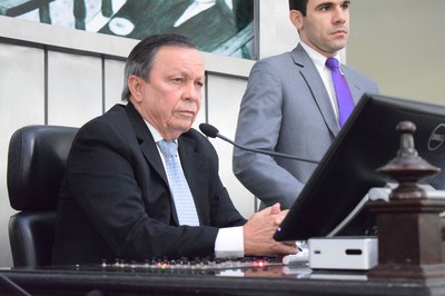 Deputado Luiz Dantas presidiu a sessão.JPG