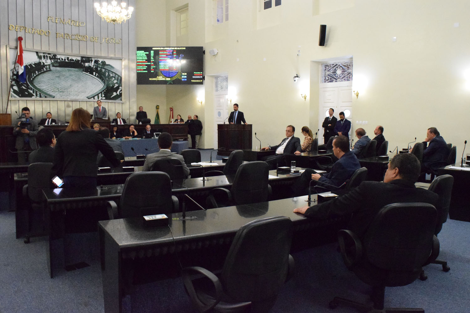 Deputados atentos ao discusso do deputado Rodrigo Cunha.JPG