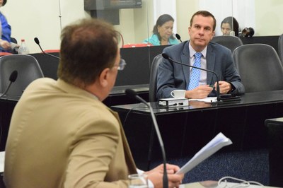 Deputados Galba e Sérgio discutem projetos.JPG