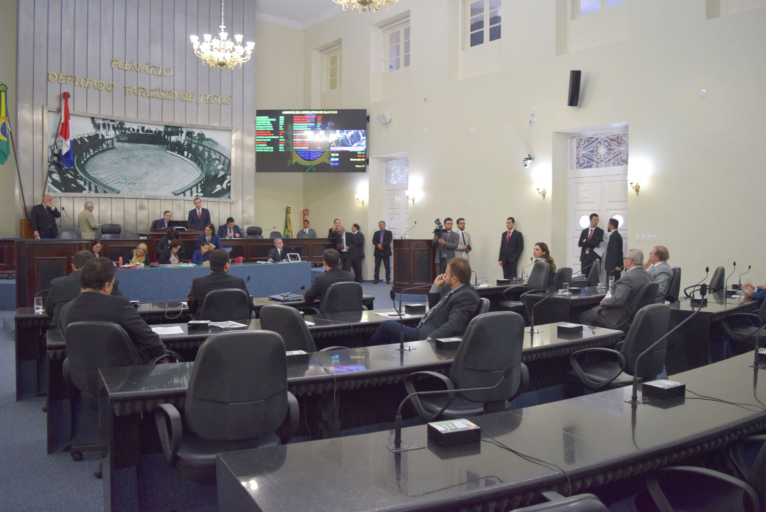 Sessão contou com a presença de 17 parlamentares.JPG