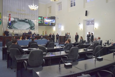 Sessão contou com a presença de 17 parlamentares.JPG