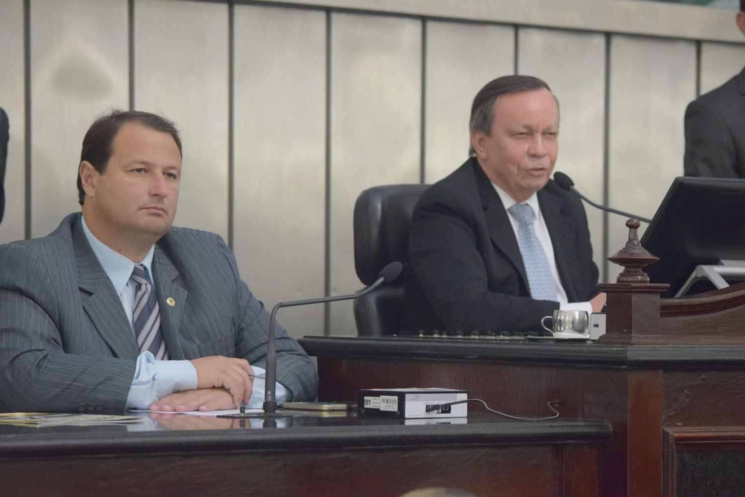 Mesa Diretora foi formada pelos deputados Dudu Hollanda e Luiz Dantas.JPG