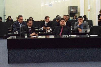 Sessão contou com a presença de 16 parlamentares.JPG
