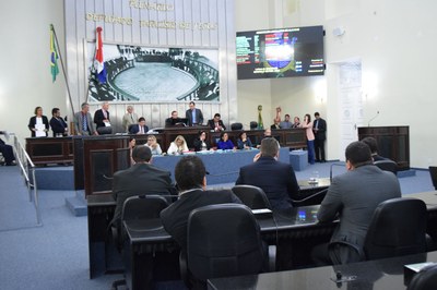 Sessão contou com a presença de 18 parlamentares.JPG