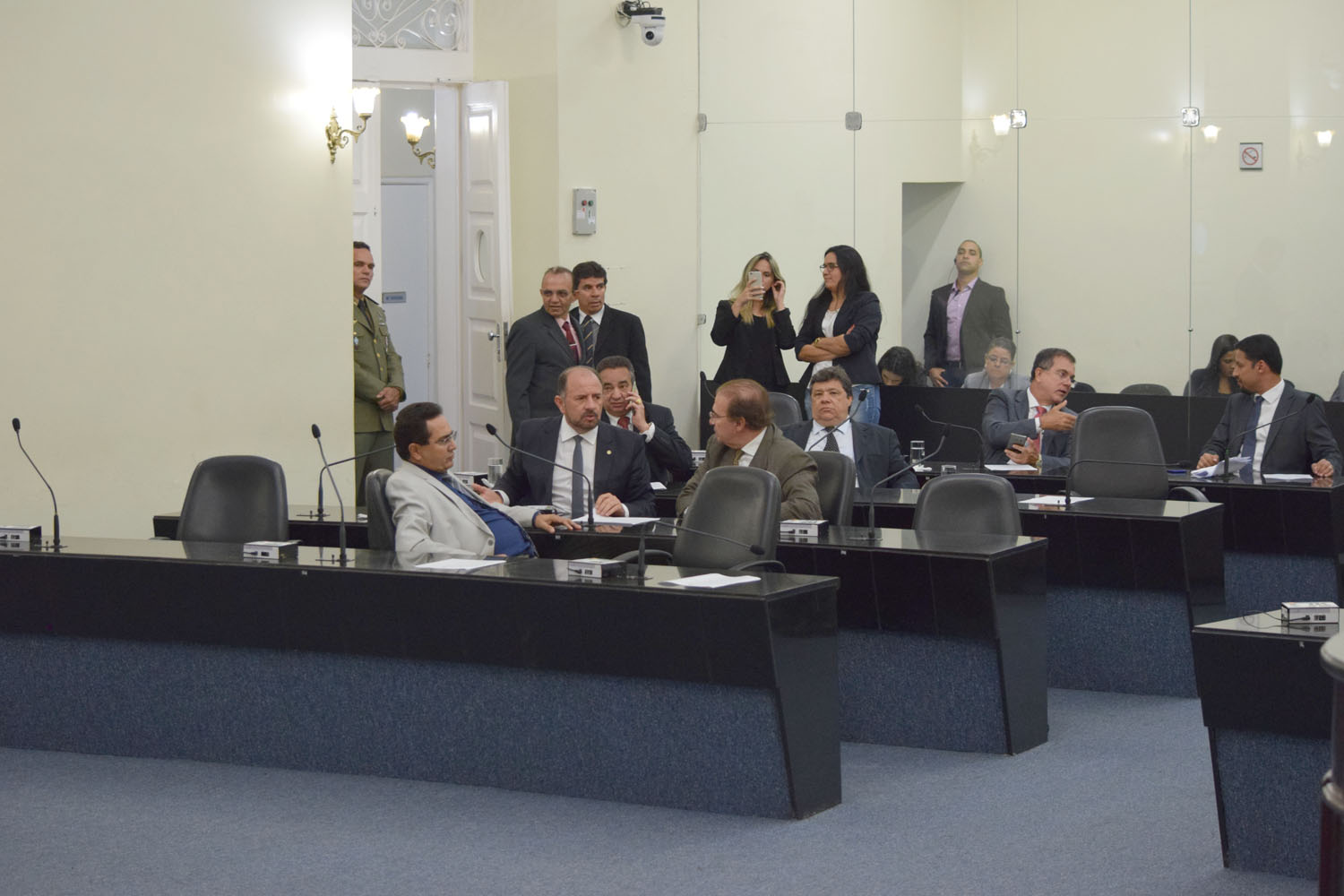 Sessão contou com a presença de 12 parlamentares.JPG