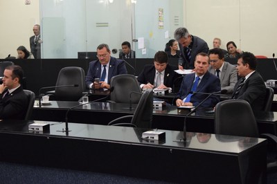 Sessão plenária contou com a participação de 18 parlamentares.JPG