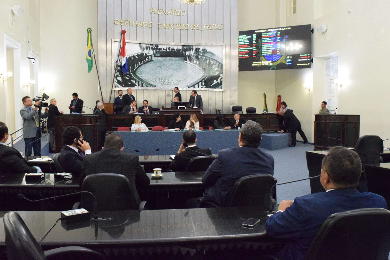 Sessão desta terça-feira contou com a presença de 15 parlamentares.JPG