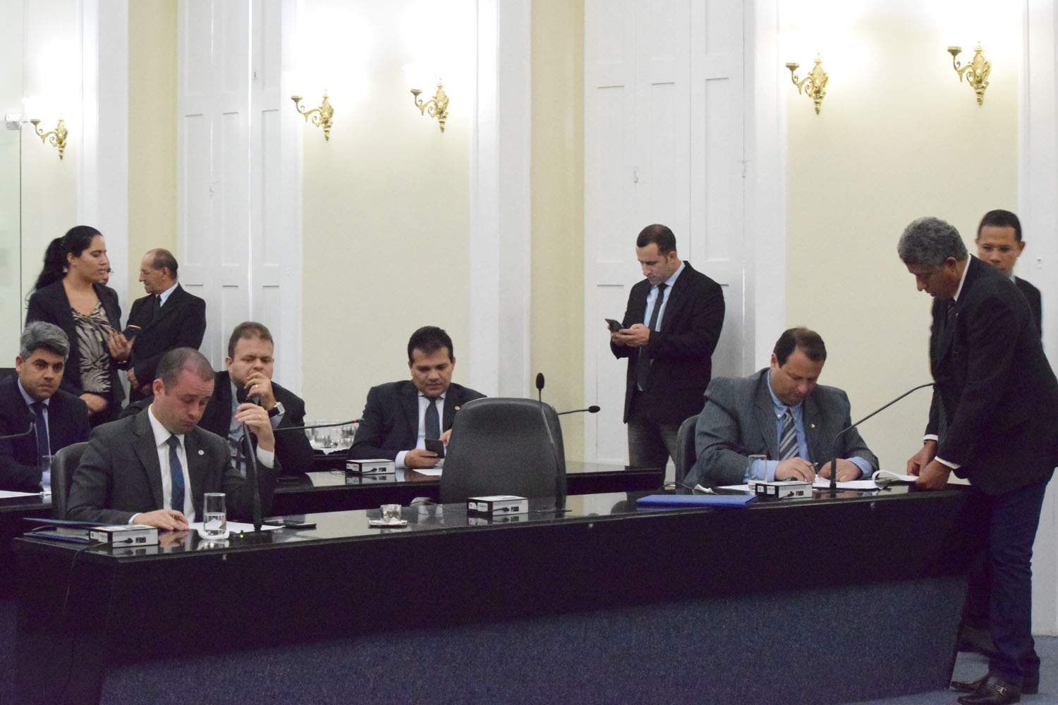 Sessão contou com a presença de 16 parlamentares.JPG