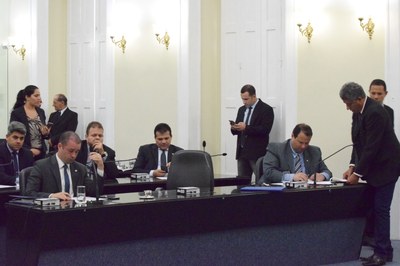 Sessão contou com a presença de 16 parlamentares.JPG