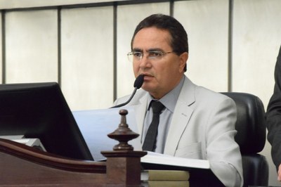 Deputado Francisco Tenório conduziu a sessão.JPG