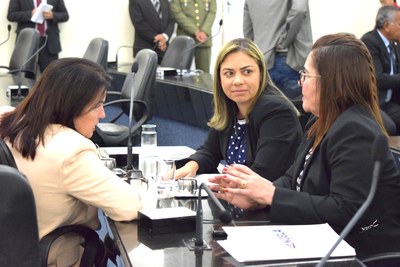 Deputadas Fátima Canuto, Flávia Cavalcante e Angela Garrote.JPG