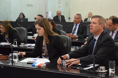 Deputados Cibele Moura e Cabo Bebeto vontando nos vetos governamental.JPG