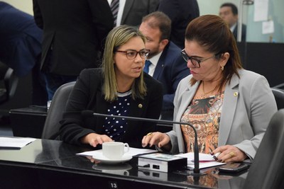 Deputadas Flávia Cavalcante e Angela Garrote.JPG