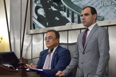 Deputado Galba Novaes presidiu a sessão.JPG