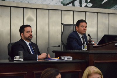 Sessão foi conduzida pelos deputados Marcelo Victor e Paulo Dantas.JPG