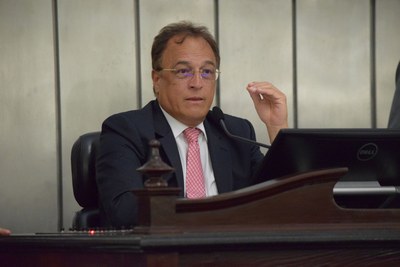 Deputado Galba Novaes presidiu a sessão.JPG