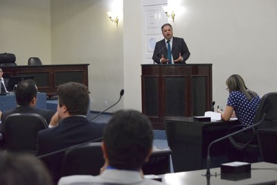 Parlamentares atentos ao discurso do deputado Silvio Camelo.JPG