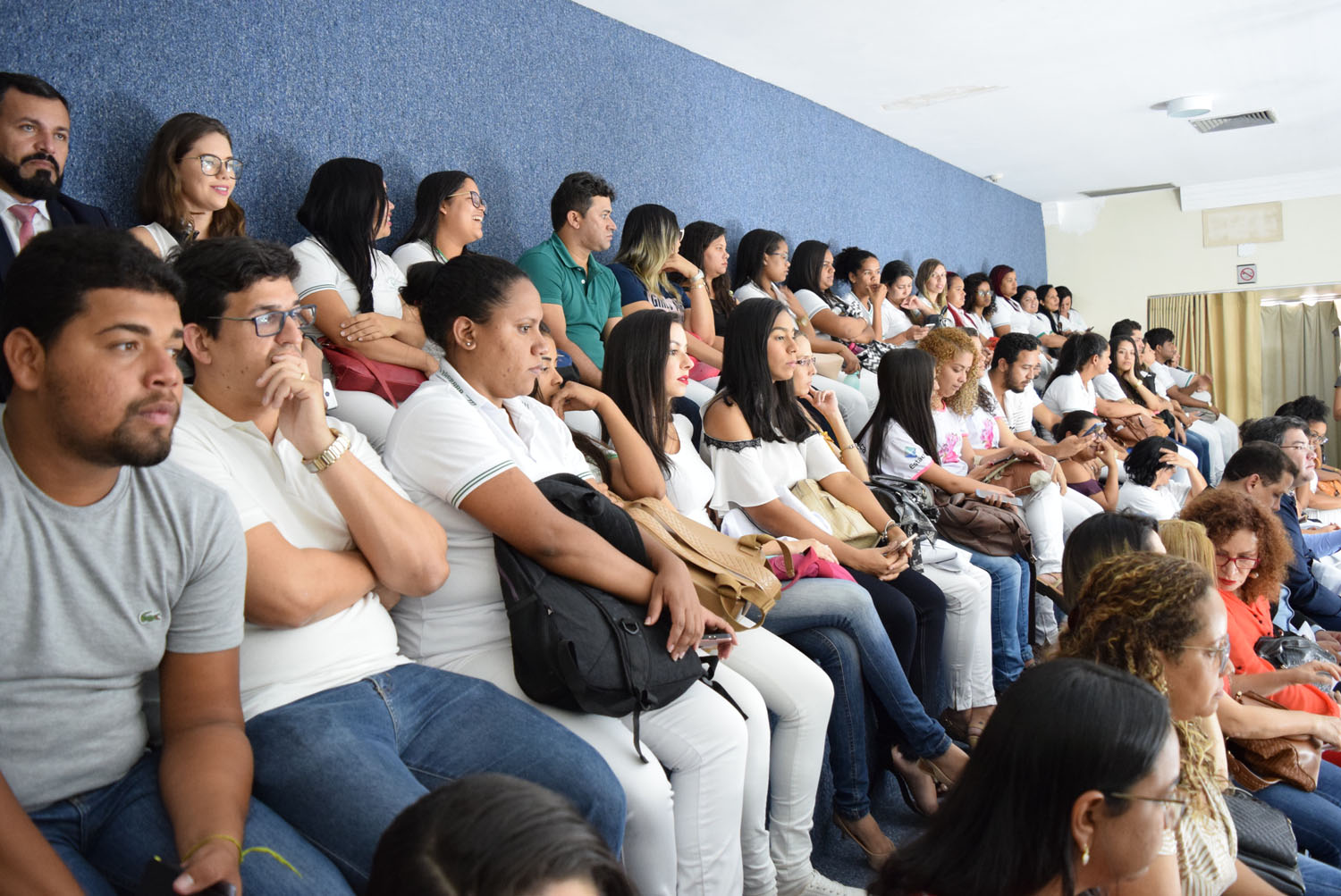 Enfermeiros atentos a sessão.JPG