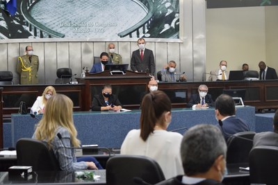 Plenário contou com a presença de 18 deputados.JPG